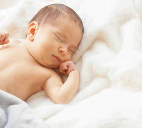 bebeklerde hipertansiyon belirtisiyle gözlemlenen bebek