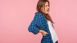 böbrek yetmezliği yüzünden yanları ağrıyan kadın