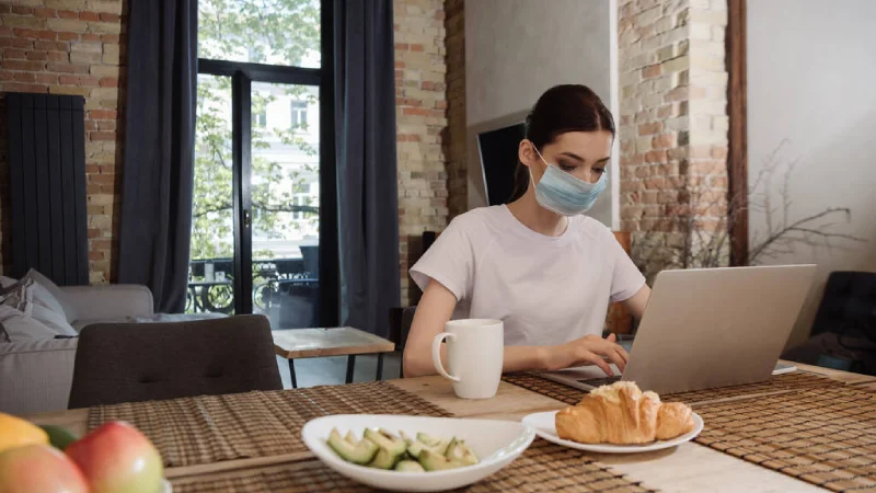Covid-19 beslenme önerileri araştıran kadın