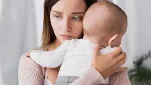 doğum sonrası depresyon yaşayan kadın ve bebeği