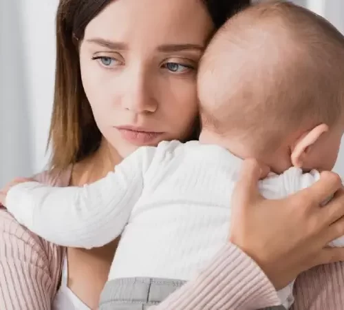 doğum sonrası depresyon yaşayan kadın ve bebeği