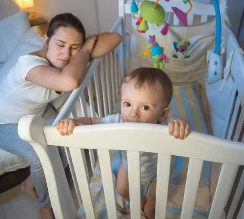 doğum sonrası uykusuzluk yaşayan anne ve beşikteki bebek
