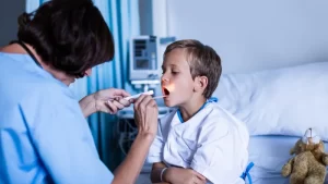 geniz eti ameliyatı muayenesi olan çocuk ve doktor