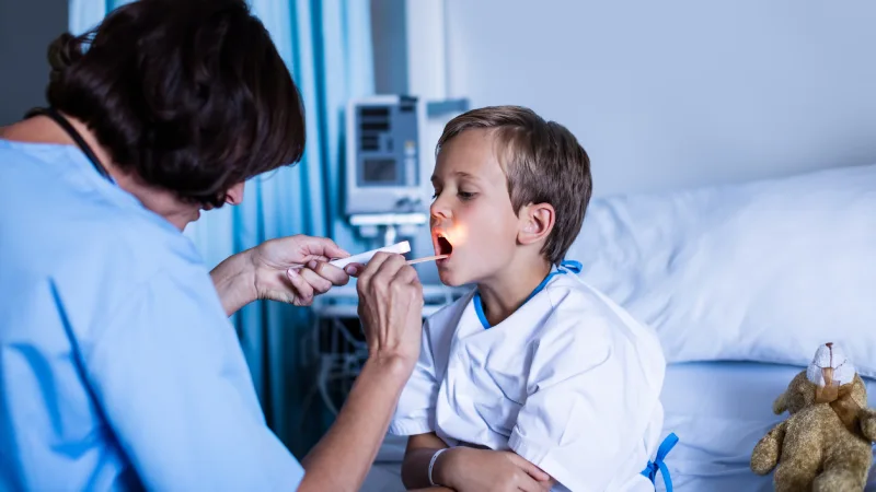 geniz eti ameliyatı muayenesi olan çocuk ve doktor