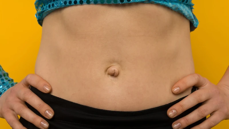 Göbek fıtığı belirtileri olan kadın