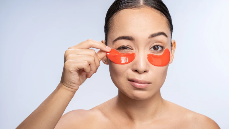 Göz altı morlukları sorunu yaşayan kadın