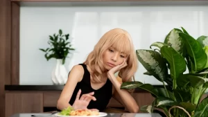 İştahsızlık sorunu yaşayan kadın