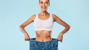 kilo verme sonrası sarkma ameliyatı olan fit kadın