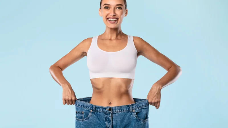 kilo verme sonrası sarkma ameliyatı olan fit kadın