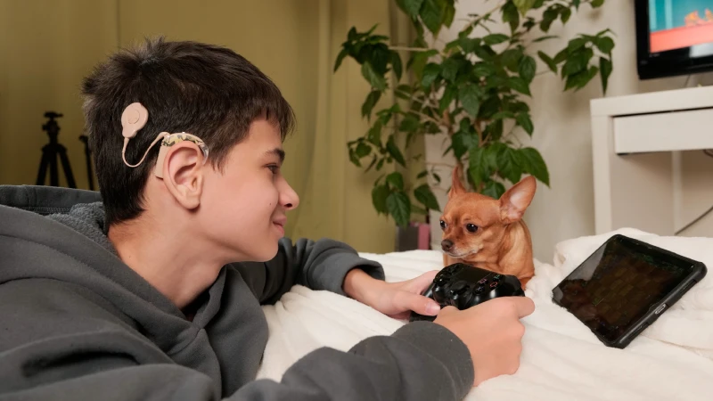 Koklear implant (biyonik kulak) ameliyatı olan çocuk
