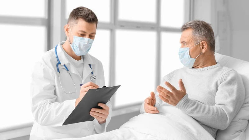 Nöro-Üroloji muayenesinde doktor ve yatan erkek hasta