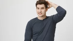 Saç ekimi sonrası kaşıntı yaşayan adam