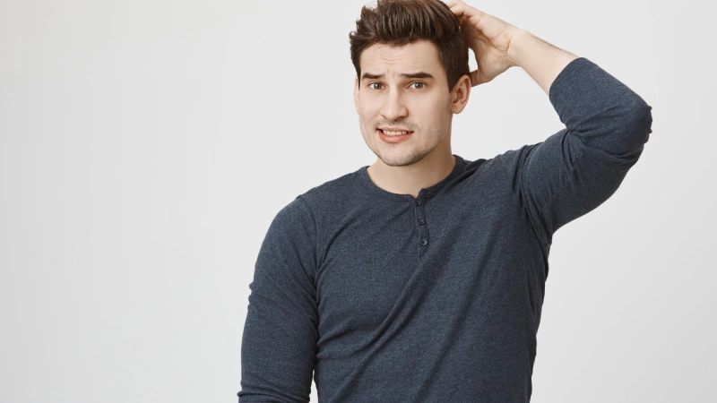 Saç ekimi sonrası kaşıntı yaşayan adam