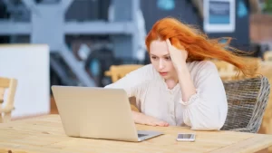 Siberkondria hastalığı olan kadın