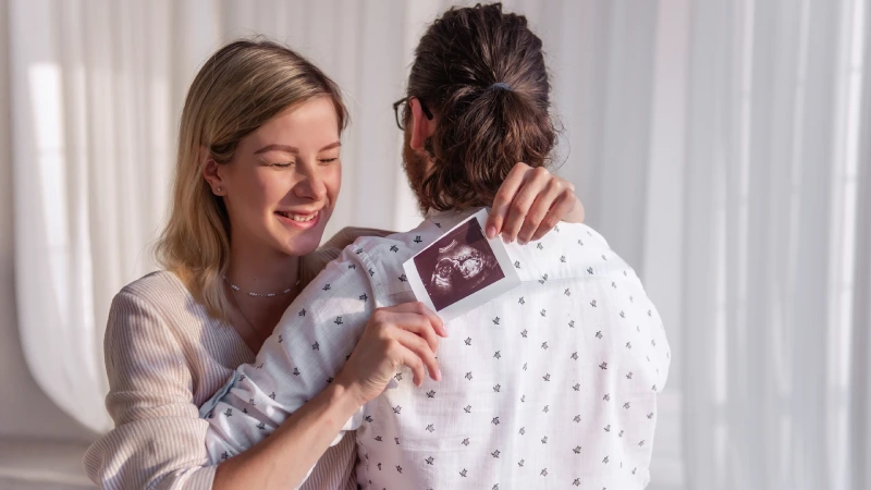 Tüp bebek tedavi aşamaları ile çocuk sahibi olan çift