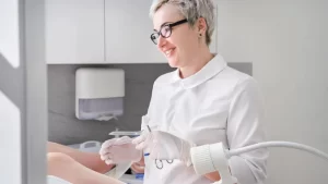 vajinit muayenesi yapan doktor ve kadın hasta