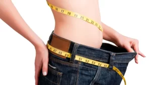 zayıflama ameliyatları sonrası beli incelmiş kadın