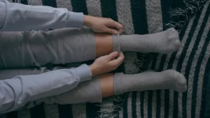 Ayak üşümesi problemi yaşayan kadın