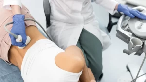 böbrek hastalığı nasıl anlaşılır böbrek muayenesi yapan doktor