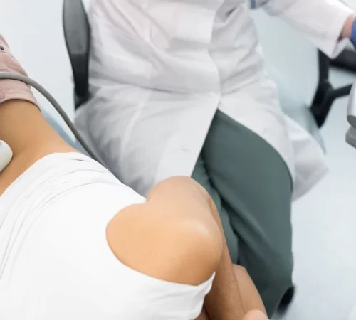 böbrek hastalığı nasıl anlaşılır böbrek muayenesi yapan doktor