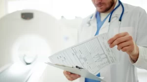 bt anjiyografi ne kadar sürer inceleyen doktor
