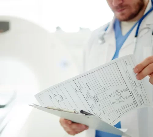 bt anjiyografi ne kadar sürer inceleyen doktor