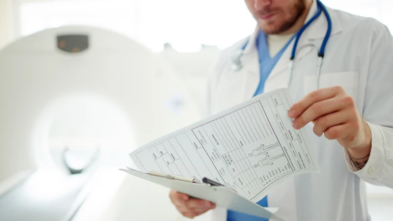 bt anjiyografi ne kadar sürer inceleyen doktor