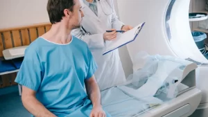 BT anjiyografi süreçleri değerlendiren doktor ve hasta