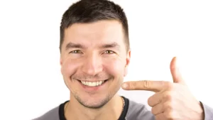 çene implantı ameliyatı geçiren mutlu erkek