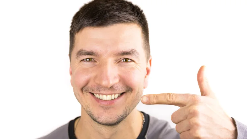 çene implantı ameliyatı geçiren mutlu erkek