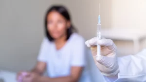 Çiçek aşısı olan kadın