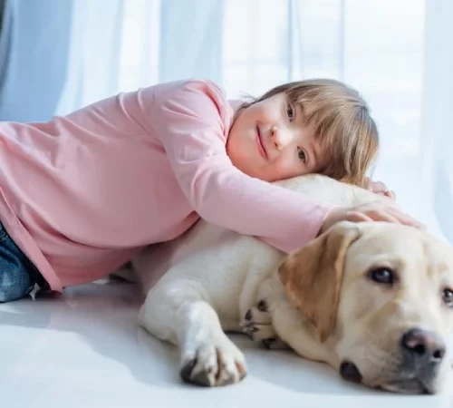 down sendromu sahibi kız çocuk ve köpek