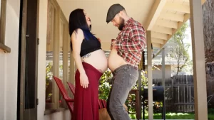 erkeklerde hamilelik sendromu nedeniyle göbek şişkinliği yaşayan baba adayı