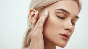 göz kapağı düşüklüğü ameliyatı olan kadın