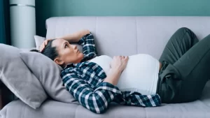 hamilelik döneminde yaşanan korkular nedeniyle gergin olan kadın