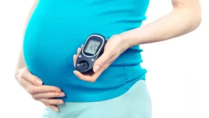 hamilelikte şeker hastalığı kan şekeri ölçümü yapan hamile kadın