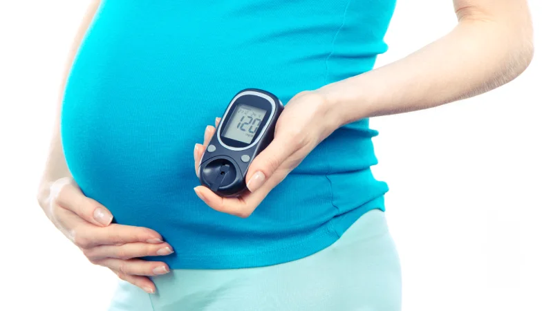 hamilelikte şeker hastalığı kan şekeri ölçümü yapan hamile kadın