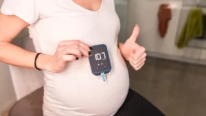 hamilelikte şeker yüklemesi yapılan hamile kadın