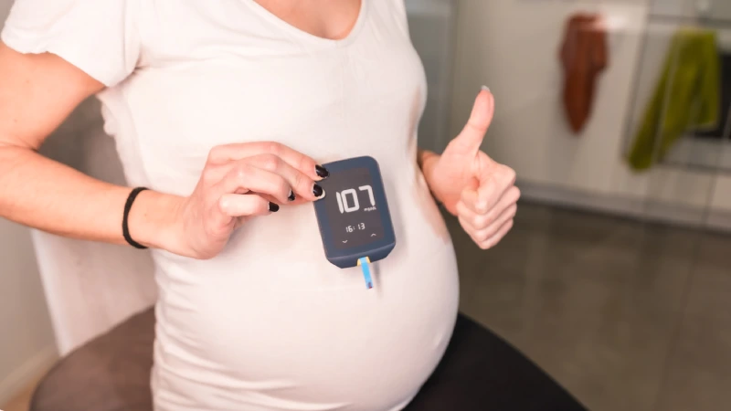 hamilelikte şeker yüklemesi yapılan hamile kadın