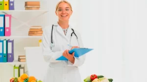 Kolonoskopi öncesi beslenme hakkında bilgi veren doktor