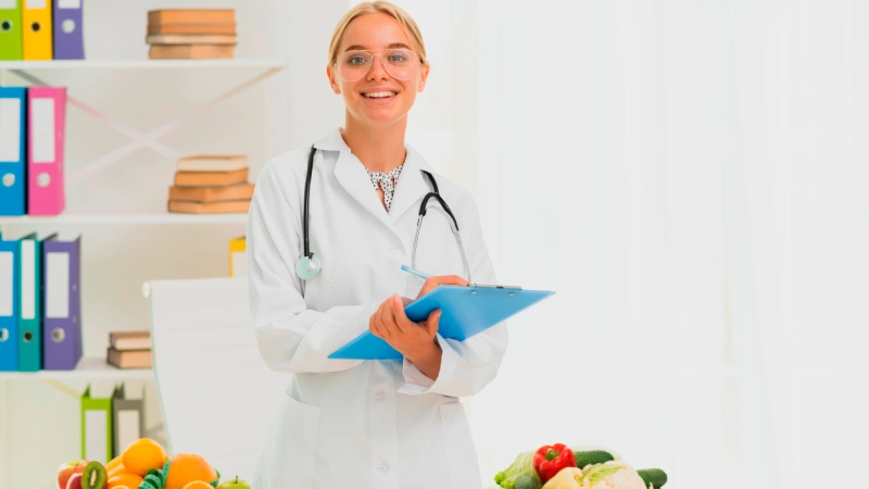 Kolonoskopi öncesi beslenme hakkında bilgi veren doktor