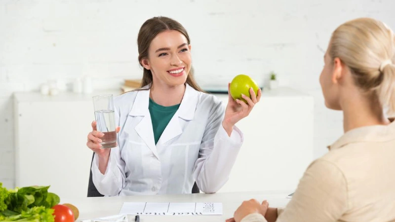 Kolonoskopi sonrası beslenme hakkında bilgi veren doktor