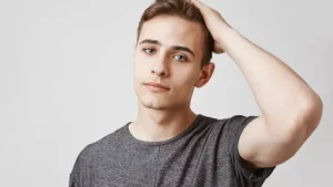 Saç ekim yaşı kaç olmalı konusunda endişe eden erkek