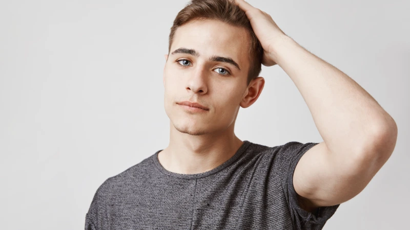 Saç ekim yaşı kaç olmalı konusunda endişe eden erkek