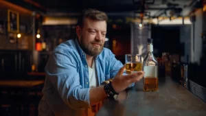 saç ekimi sonrası alkol alan adam