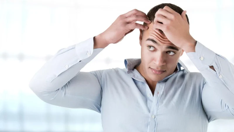 saç ekimi sonrası kabuklanma yaşayan erkek