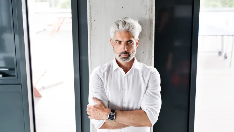 saç ekimi sonrası saç beyazlaması yaşayan erkek