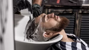 saç ekimi sonrası saç yıkama yapılan erkek