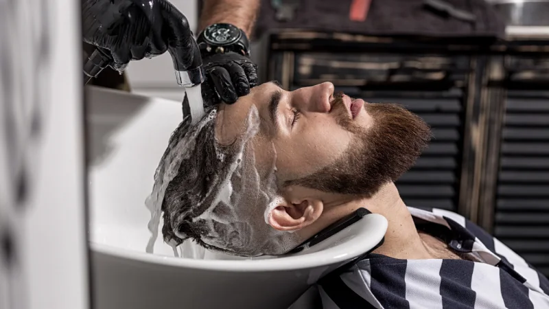 saç ekimi sonrası saç yıkama yapılan erkek