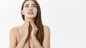 Ses kısıklığı problemi olan kadın